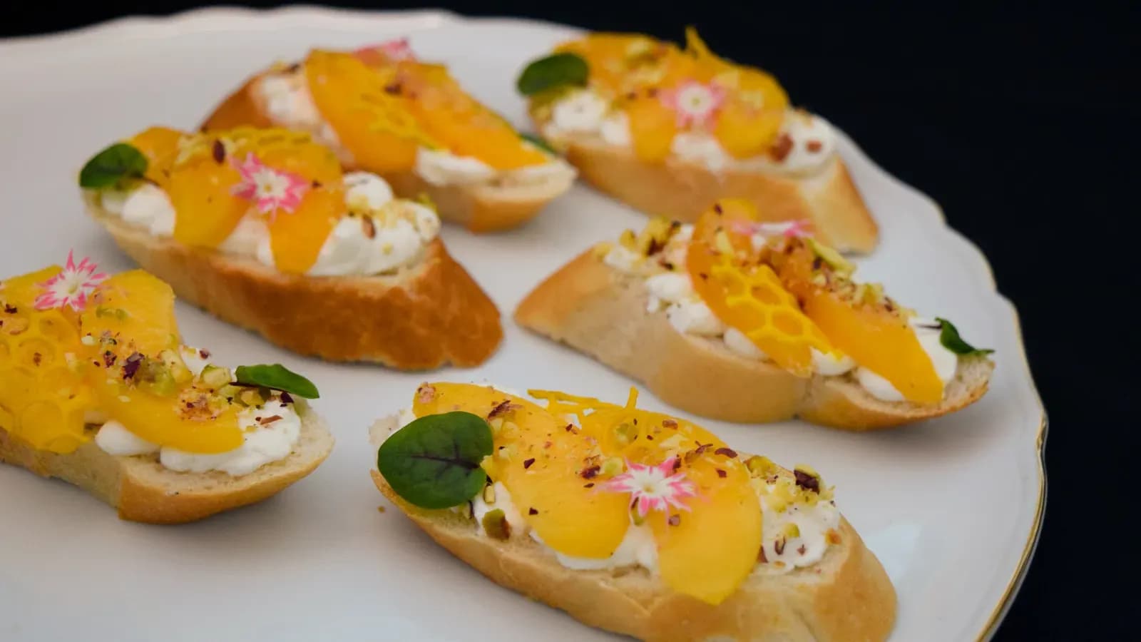 Брускетта с персиком и кешью