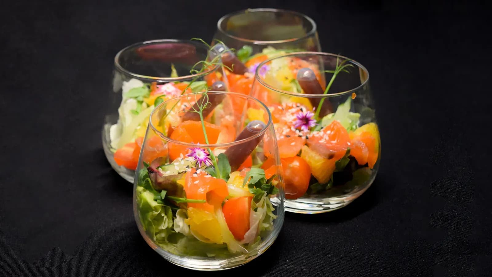 Салат с мандарином и красной рыбой