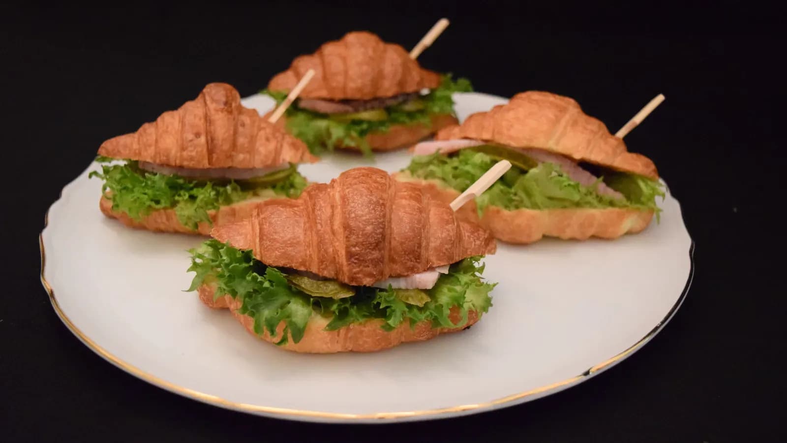 Мини-круассан с бужениной и горчичным соусом